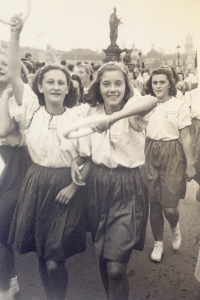 Slet dorostenek, v průvodu sokolského sletu, rok 1948, Praha
