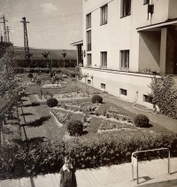 Dům ve kterém pamětnice jako malá bydlela s rodinou, patřil Východočeským elektrárnám, 1936 v Rychnově nad Kněžnou 
