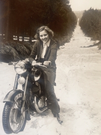 1949, Olga Porkertová na motorce, Rychnov nad Kněžnou - Luisino údolí