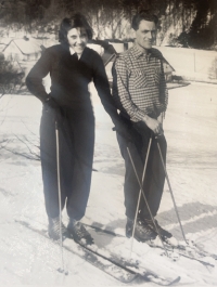 Na lyžích s manželem Josefem Porkertem, Orlické hory, 50. léta