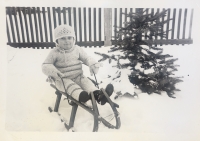 Pamětnice jako malé dítě na saních, rok 1935