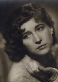 Alena Vitisová ve věku 20 let, první manželka Františka Močuby