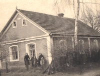 Dům v Kvasilově na Volyni, kde se narodil otec Miroslava Holečka