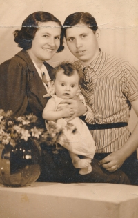 Božena Kubicová s matkou a kmotrou Marií Havlovou, 1938