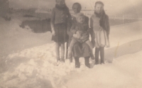 Berta Plobner, uprostřed matka Sophie s bratrem Josefem a Anna, zima na zahradě rodinného domu ve Wittigstalu, rok 1942