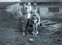 S matkou Kateřinou Indrákovou a dětmi Milanem a Jitkou, Olbramovice, asi 1961