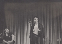 Jiří Dědeček s Janem Burianem v sálu Elektrických podniků, 1984