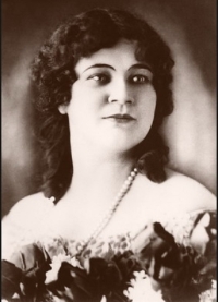 Dobová fotografie tety Jarmily Hálové Dobřeny Šimáňové