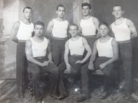 Družstvo sokolů, otec Stanislav Dvořák vlevo dole