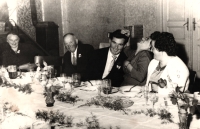 Svatba manželů Fialových. Zleva matka Emila Fialy Aloisie, otec František, Erich Fiala s manželkou Věrou a sestra Eleonora. Fotografie z 60. let 20. století 