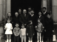 V kostele u svatého Ducha 18. května 1964, Emil Fiala šestý zleva