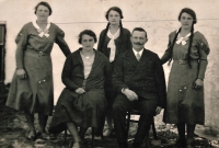 Děda Emil Montag s první ženou a třemi dcerami, z nichž jedna je matka Emila Fialy Aloisie. Fotografie z 30. let 20. století