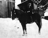 Fotografie z první poloviny 40. let 20. století, na které je syn druhé ženy Emila Montaga, kterého měla za svobodna. Jmenoval se Franz Schmidt