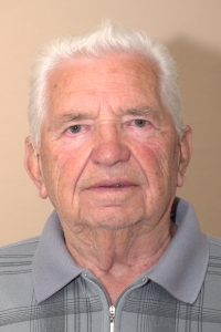 Portrétní fotografie Emila Fialy orientovaná na výšku. Fotografováno v roce 2025