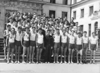 František Močuba - první řada 2. zprava. Závodnická škola (týdenní)  pro sokolské dorostence lehké atletiky v Tyršově domě v Praze v červenci 1949 - 18 let