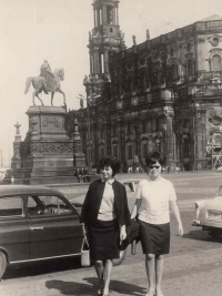 Hana Hewanická s vlastnicí, Drážďany, 1964