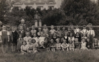 Hana Hewanická ve druhé řadě, první zleva, Olomouc, 1951-1952