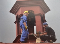 Petr R. Manoušek při práci. Zvonař nesmí mít strach z výšek