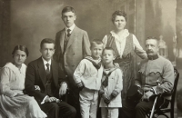 Rodinné foto 1915. Třetí zleva otec pamětnice ing. Jaroslav Renner