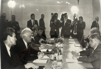 rokovania v Moskve ohľadom odsunu sovietskych vojsk z Československa, vpravo vpredu Jiří Diensbier 