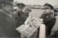 Svetozár Naďovič odovzdáva odchádzajúcim sovietskym dôstojníkom pamätný list s nápisom "Sbohem Československo"