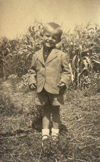 Svetozár ako malý chlapec na kopaniciach