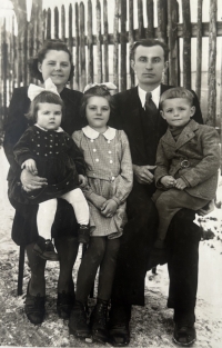 Svetozár Naďovič s rodičmi a sestrami