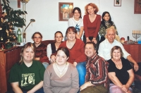 Rodina Jindřicha Fencla o Vánocích roku 2009: manželka je před ním, vedle ní syn Jindřich (manželka je nad ním), vedle syna vpravo vzadu dcera Marie, vepředu úplně vlevo dcera Magdalena, vnučky a vnuk