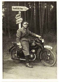 Jan Udržal na výletě na Kunětickou Horu, asi 1951