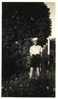 Jan Udržal na zahradě v Rovni, 1938