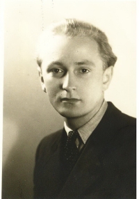 Jan Udržal před maturitou, Chrudim, 1947 b