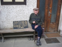 Jan Udržal s žulovou deskou původem ze štítu rodinného statku, 2010