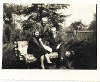 Jan Udržal v Dolní Rovni s maminkou a otcem, jaro 1947