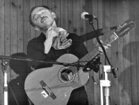 Karel Kryl 21. prosince 1989 v Ústí n. L., kam ho pamětník osobně dovezl