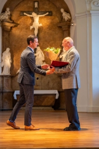 Jaroslav Švach přebírá Cenu Jihomoravského kraje z rukou hejtmana Jana Grolicha