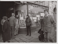 Ladislav Vyskočil (v čepici) během sametové revoluce, 1989, Plzeň