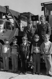 Pamětník (vpravo nahoře) na vojně, 1980