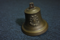 Nejen několikatunové zvony vyrábí Petr R. Manoušek, ale i takovéhle do dlaně