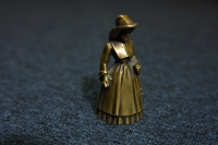 Netradiční zvonek ve tvaru postavy. Do studia Paměti národa přinesl Petr R. Manoušek