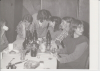 Mejdan ve mlejně u Chnápků, Silvestra Chnápková vpravo, 1984,  Osvračín