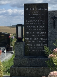 Náhrobní deska rodiny Fialových na hřbitově ve Vřeskovicích
