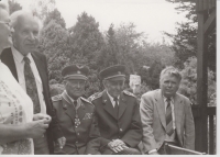 Otec Ladislav Vyskočil (vlevo) na setkání v Meditační zahradě Luboše Hrušky, Plzeň