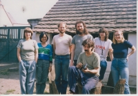 Přátelé u Chnápků, Ladislav Vyskočil s plnovousem třetí zprava, srpen 1984, Osvračín