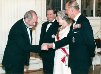 Pavel Tigrid a královna Alžběta II. s princem Philipem