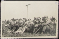 Pracovně nasazení židé na statku Nové dvory při práci na poli, otec jako správce statku vpravo s holí, 40. léta