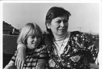 Zdena Tominová a syn Marek, 1980