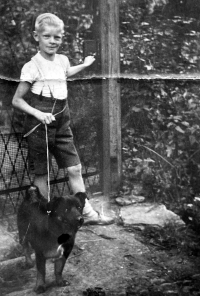 Josef Hackenberg v zahradě na statku u Richtrů, kde rodina bydlela, začátek 40. let