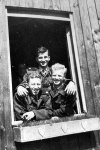 Josef Hackenberg vpravo v době vojenské služby u pomocných technických praporů, 1952