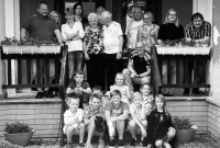 Josef Hackenberg s rodinou při oslavě 90. narozenin před kavárnou ve Vrbně pod Pradědem, 2023