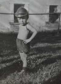 Karel Duben jako malý hasič